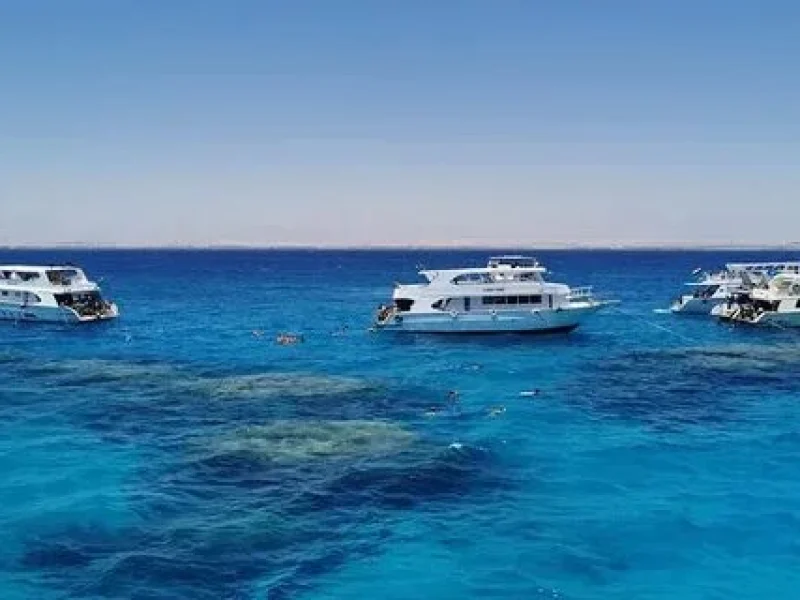 honeymoon boat trip Hurghada - couple enjoying a sunset cruise