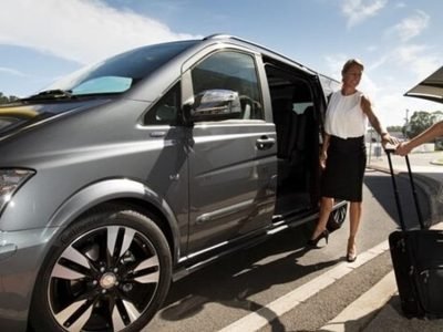how to avoid excursion scams in Hurghada - tourist looking at a map